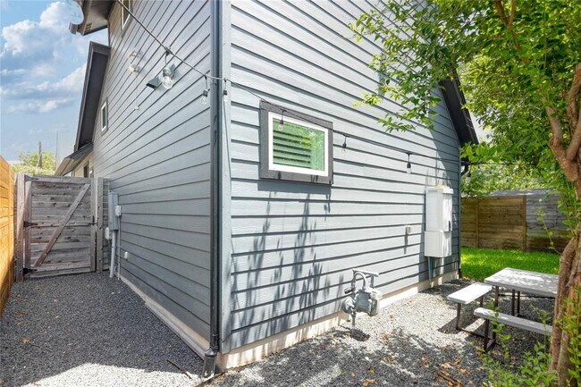 Building Photo - 2305 Shamrock Ave