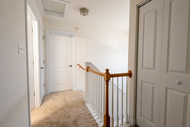 Building Photo - 956 Iron Bridge Dr