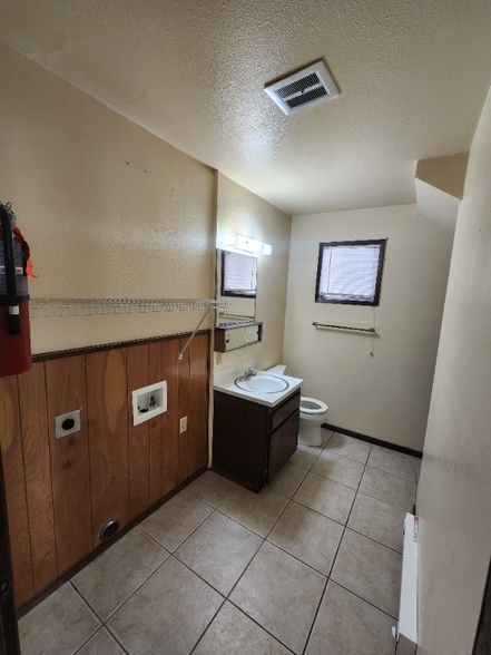 Building Photo - 1214 E 3rd St