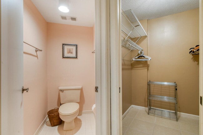 Building Photo - 28 Uno Lago Dr