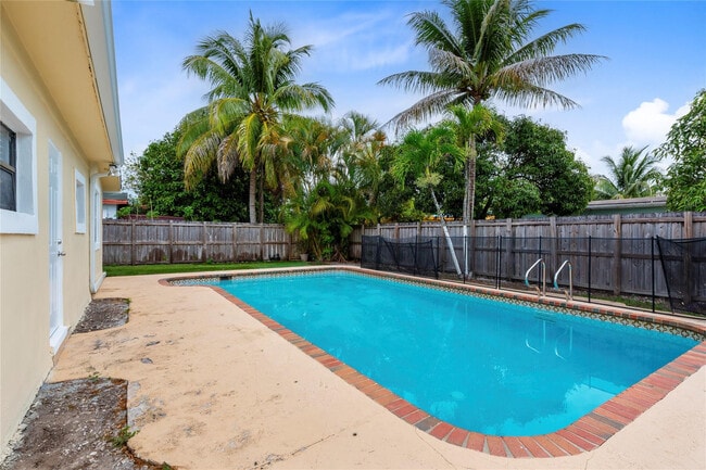 Building Photo - 842 SW 68th Ave