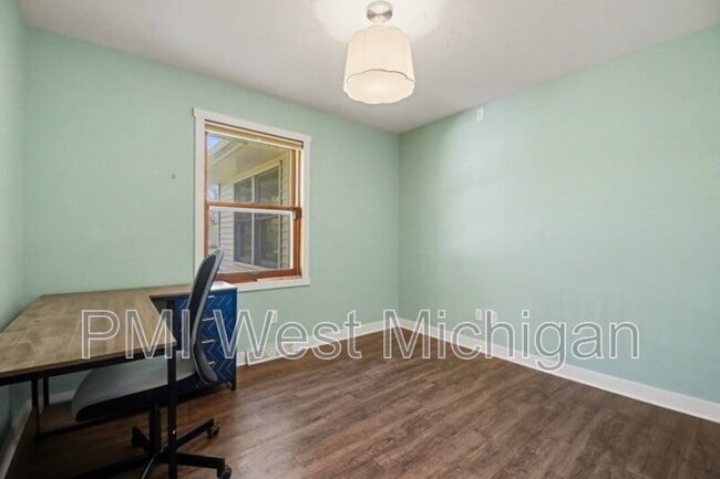 Building Photo - 6593 Crownpointe Dr SW