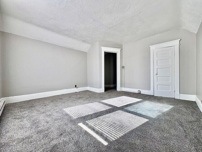 Building Photo - 1033 Oak St