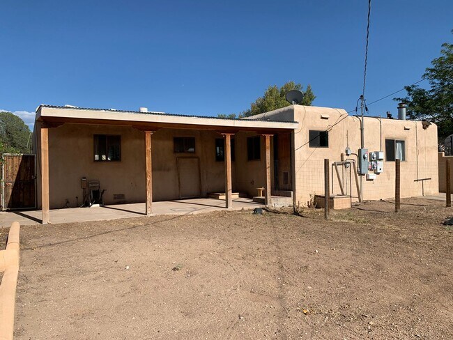 Building Photo - Splendid 4 Bedroom, 1.5 Bath Home Near Kirtland AFB! Available Now!