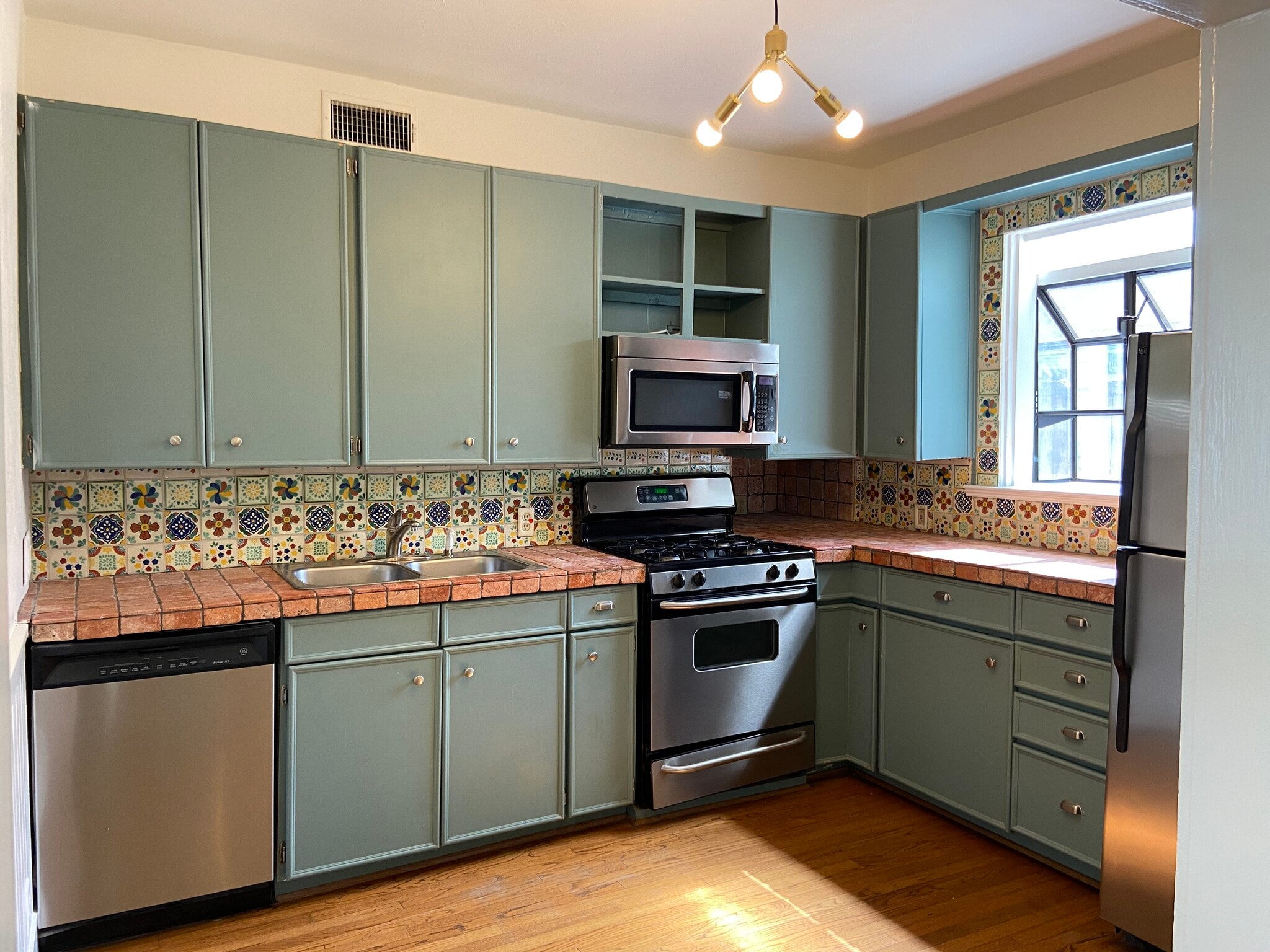 Kitchen - 5519 Miller Ave