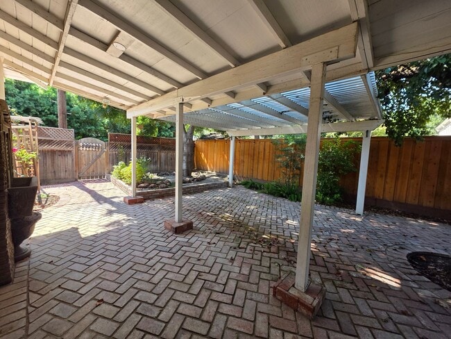 Building Photo - 2 bedroom 2 bathroom in Beverly Glen!