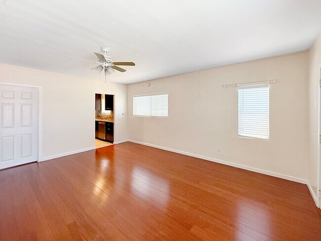 Building Photo - Spacious 2B/1BA Upgraded House w/ W/D, Lar...