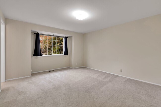 Building Photo - Spacious 3BR Home w/ Large Fenced Yard in Prime Woodinville Location