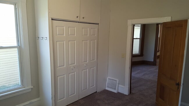 Building Photo - Charming 1-Bedroom Retreat on Colfax Ave – Your Cozy Minneapolis Haven Awaits!