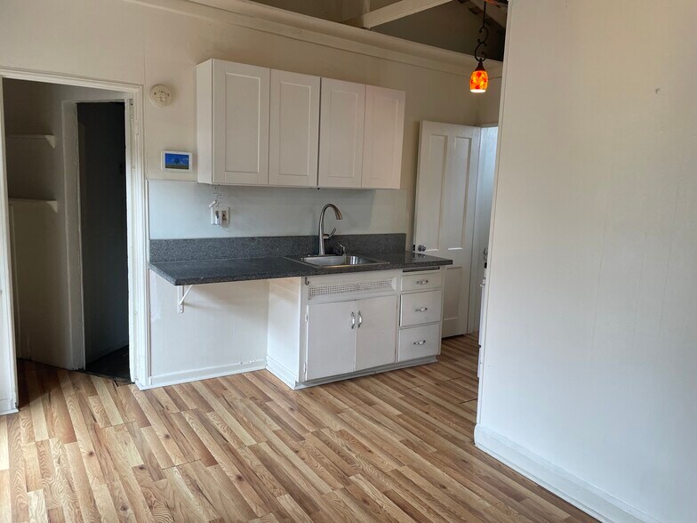 Building Photo - 3554 Colonial Ave