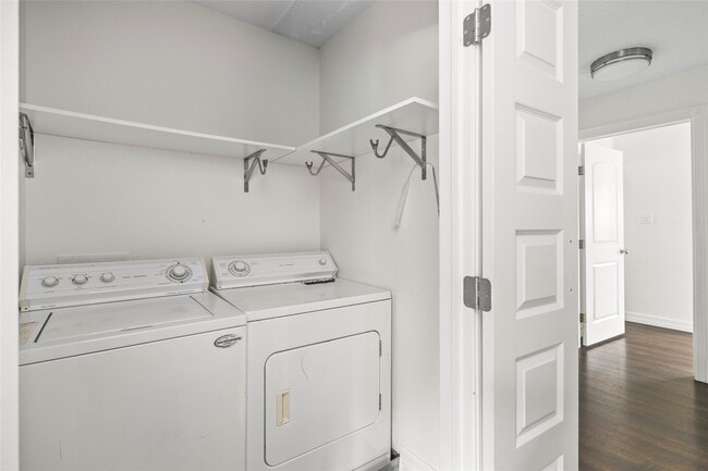 Building Photo - 560 Landfall Ln