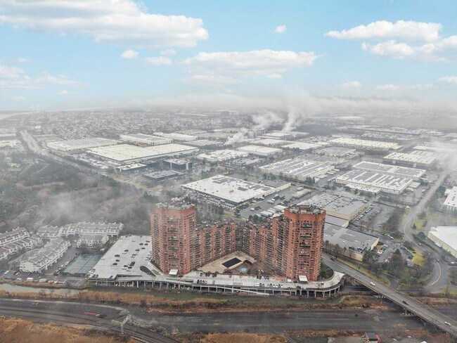 Building Photo - 530 Harmon Cove Tower