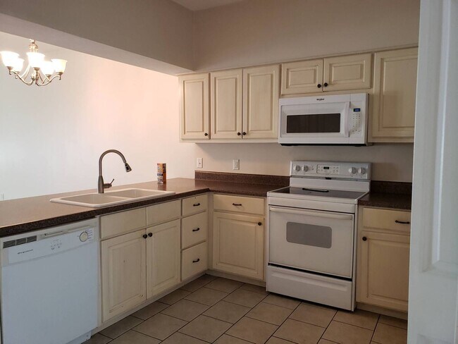 Building Photo - Fabulous Townhome in Gated Community w/Double Ensuites!