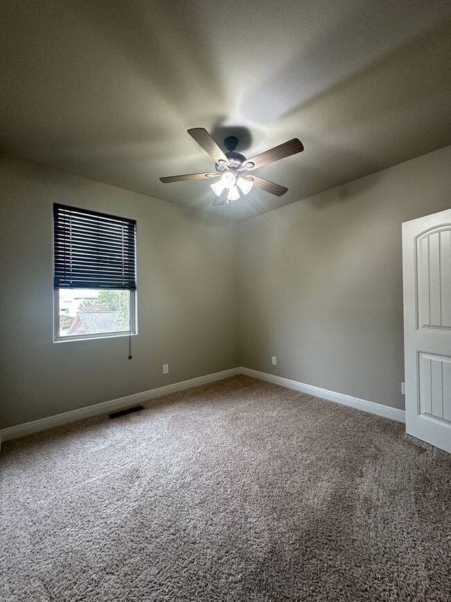 Building Photo - $2000 Move-In-Special