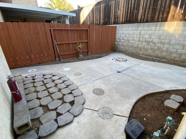 Building Photo - Beautiful 3 Bedrooms in Granite Hills