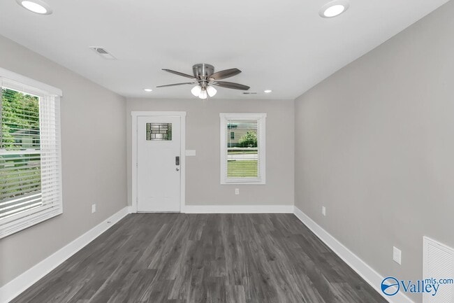 Building Photo - 908 Fairway Dr NW