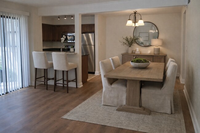 Building Photo - Gorgeous first floor 2/2 condo x Rent @  Winter Park in front of Full Sail!