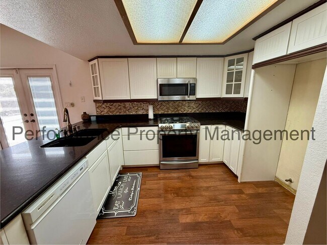 Building Photo - Beautiful 3 Bed/2 Bath NW Bakersfield Home w/ RBP/Pest Control, Pool & Solar