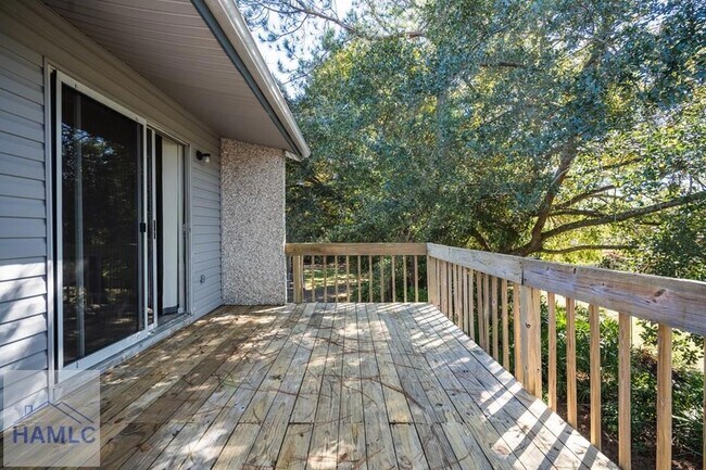 Building Photo - 910 Brett Dr