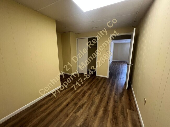 Building Photo - Very Spacious First Floor 2 Bedroom in Dov...