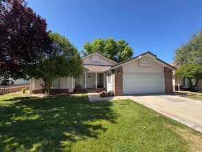 Building Photo - 2 Bedroom home near Shadow Mountain Park!