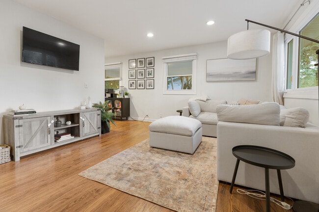 Building Photo - 328 S 14th St