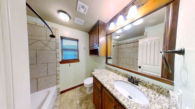 Building Photo - Yukon 4 Bed