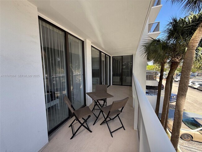 Building Photo - 3731 N Country Club Dr