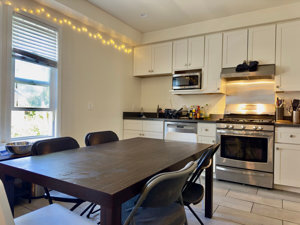 Building Photo - 2211 Haste St