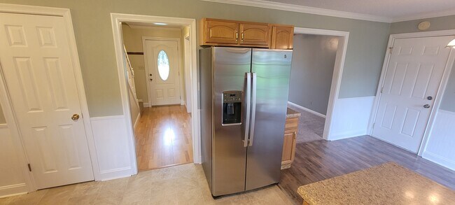Building Photo - 3103 Larson Ln