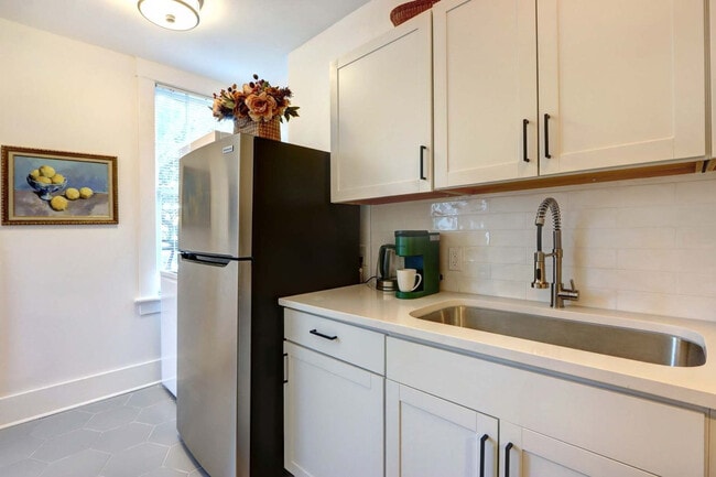 Building Photo - 306 E Victory Dr