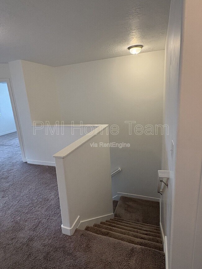 Building Photo - 1616 W Parkview Dr