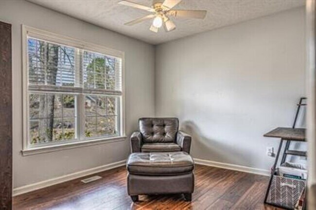 Building Photo - 475 Northview Dr