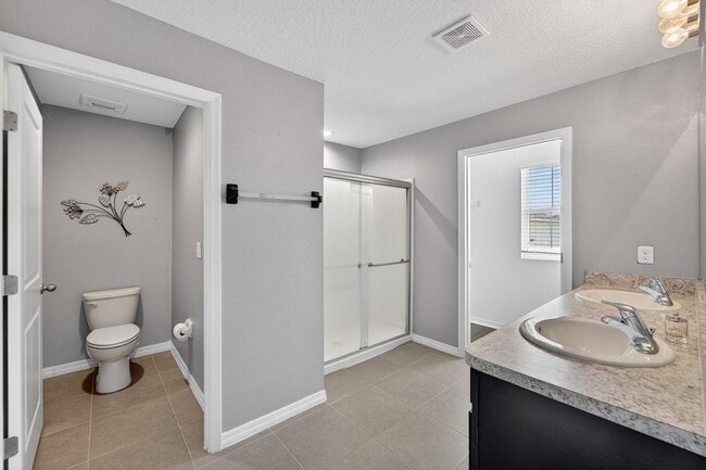 Building Photo - Stunning 5 bed/ 2 bath