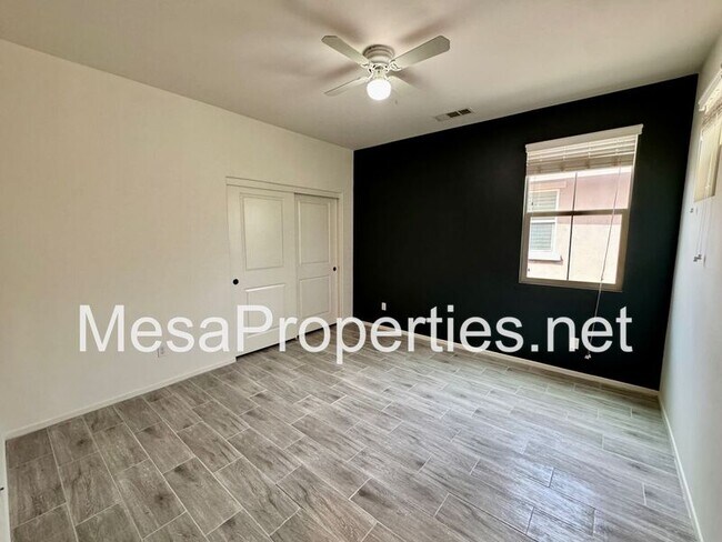 Building Photo - 3134 E La Avenida Dr