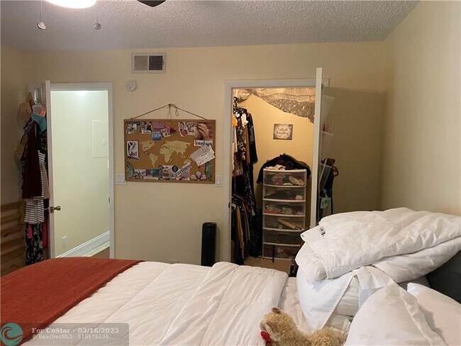 Building Photo - 9999 Summerbreeze Dr