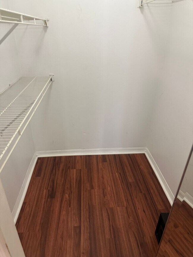 Building Photo - Spacious 3 bedroom condo, perfectly located near shopping & attractions!