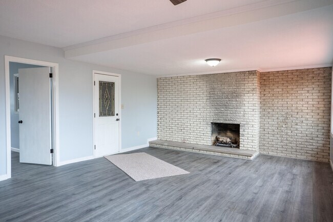Building Photo - 400 Midland Dr