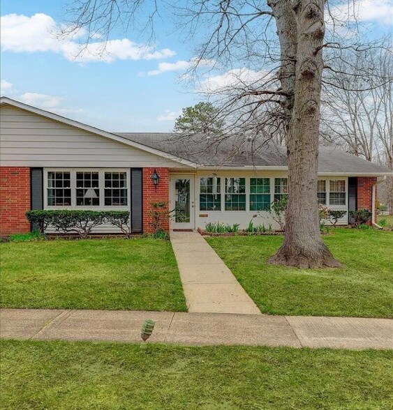 Building Photo - 455B Portsmouth Dr