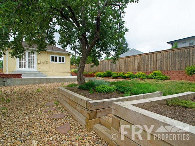 Building Photo - Classic bungalow with modern finishes in burgeoning Regis neighborhood.