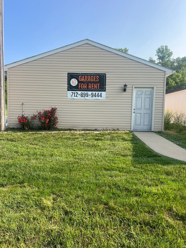 Building Photo - Large 2 bedroom at Lincoln Woods Apartment...