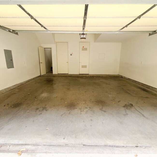 Building Photo - Spacious 3-Story Townhouse With Rooftop De...