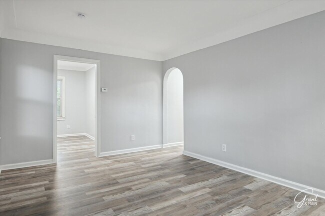 Building Photo - $1300 3 bedroom