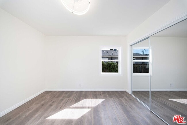 Building Photo - 8432 Glenoaks Blvd