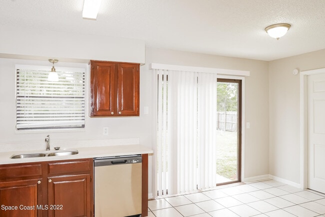 Building Photo - 1658 Wainwright St SE