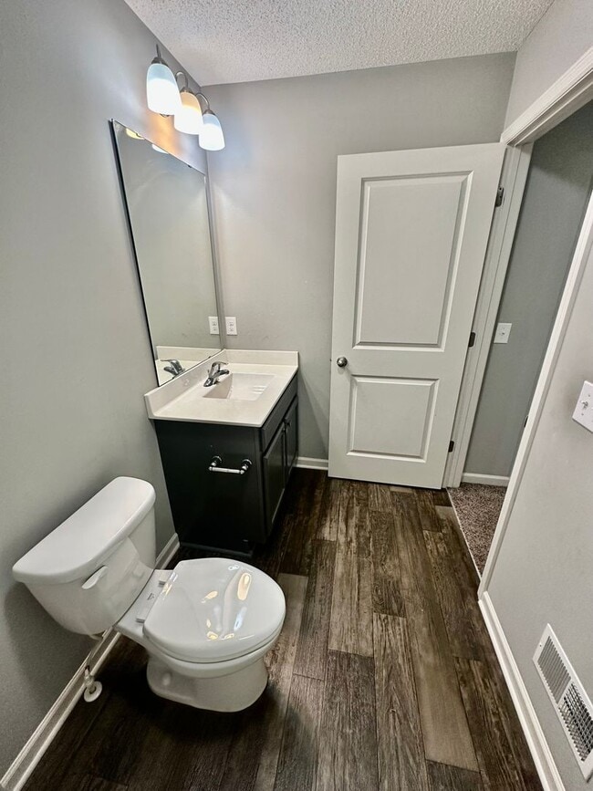 Building Photo - Gorgeous Newer-Built Townhome in Maple Grove!