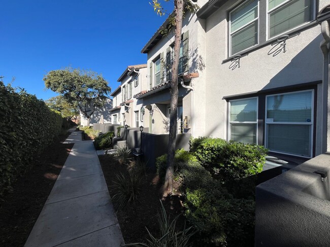 Building Photo - ***Move in Special.  $1000 off 1st month's rent***Beautiful corner unit townhome in the heart of ...
