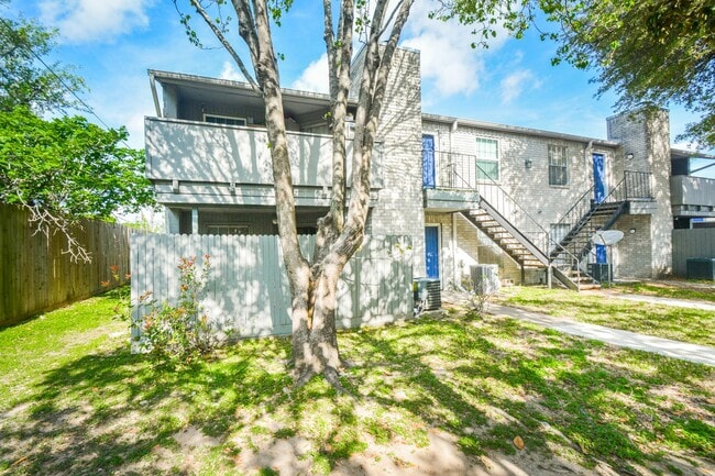 Building Photo - 9700 Leawood Blvd