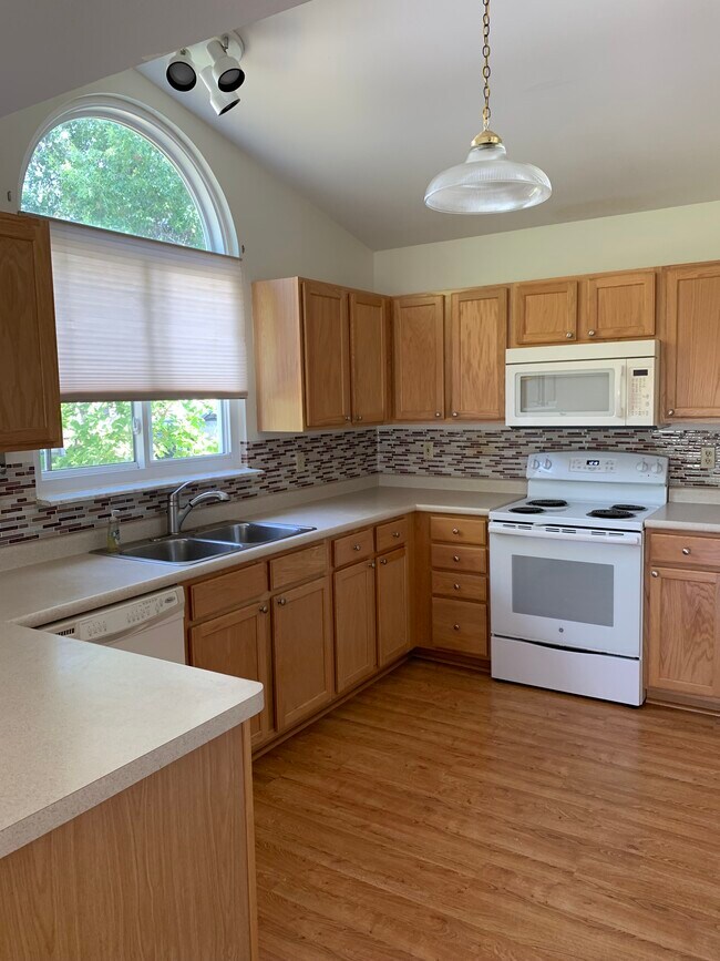 Building Photo - 7188 Oak Stream Dr