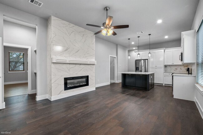 Building Photo - 4 br, 4 bath Duplex - 204 North Getzendane...